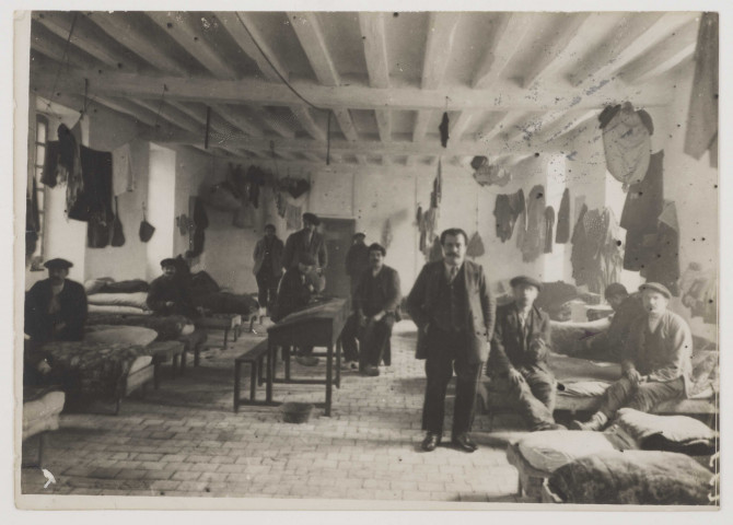 Pontmain. Internés civils. Un dortoir