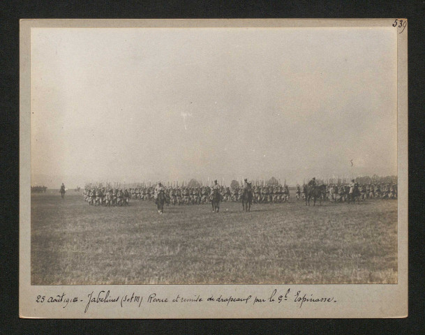 Jabelines (Seine-et-Marne). Revue et remise de drapeaux par le général Espinasse