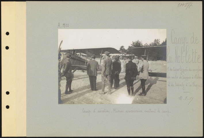 Camp de la Noblette (est de Cuperly, près du carrefour des routes de Suippes à Châlons et de Cuperly à La Cheppe). Camp d'aviation. Mission américaine visitant le camp