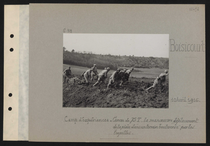 Boisicourt. Camp d'expériences : canon de 75T ; la manœuvre : déplacement de la pièce dans un terrain bouleversé par les torpilles