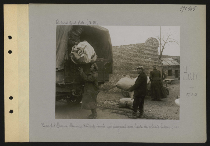Ham. Pendant l'offensive allemande. Habitants évacués déménageant avec l'aide des soldats britanniques