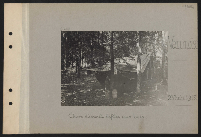 Vaumoise. Chars d'assaut défilés sous bois