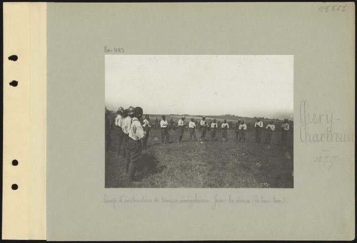Chéry-Chartreuve. Camp d'instruction de troupes sénégalaises. Jeux : la danse (le tam-tam)