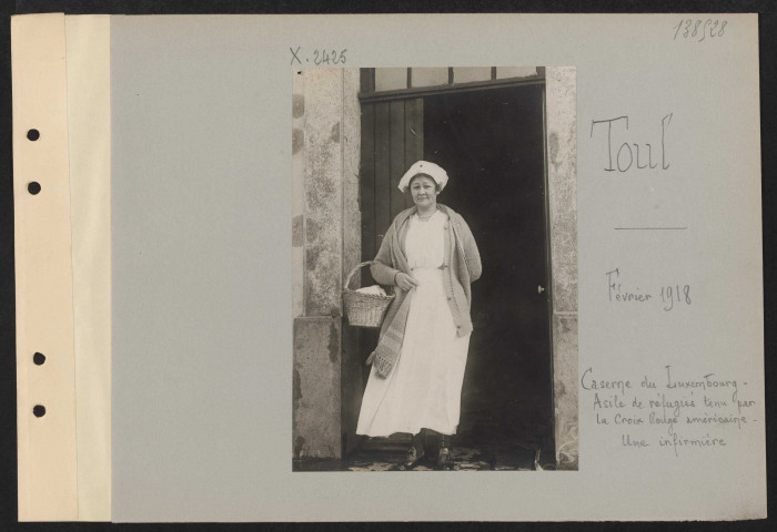 Toul. Caserne du Luxembourg. Asile de réfugiés tenu par la Croix-Rouge américaine. Une infirmière