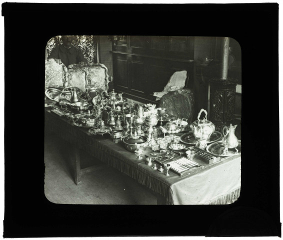 Argenterie volée par les Allemands et abandonnée au moment de la retraite