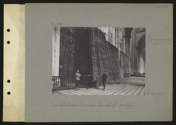 Amiens. La cathédrale : le chœur ; bas-reliefs protégés