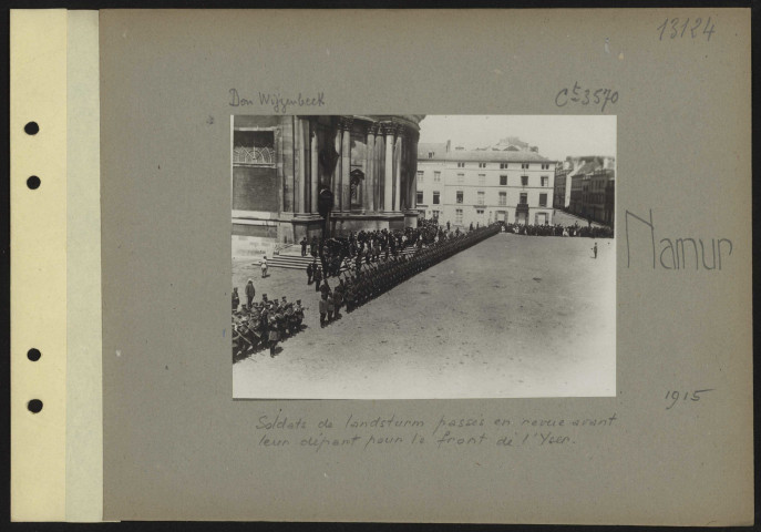 Namur. Soldats de landsturm passés en revue avant leur départ pour le front de l'Yser