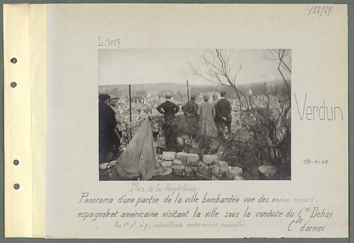 Verdun. Panorama d'une partie de la ville bombardée vue des anciens remparts. Espagnole et américaine visitant la ville sous la conduite du colonel Dehay. Commandant d'armes