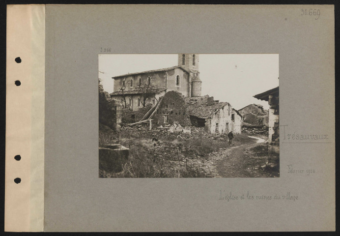 Trésauvaux. L'église et les ruines du village