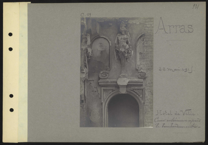 Arras. Hôtel de ville. Cour intérieure après le bombardement