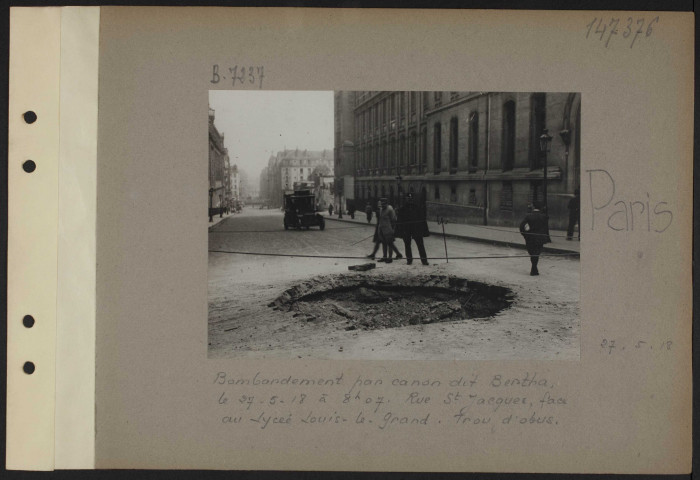 Paris. Bombardement par canon dit Bertha, le 27-5-18 à 8h07. Rue Saint-Jacques, face au lycée Louis-le-Grand. Trou d'obus