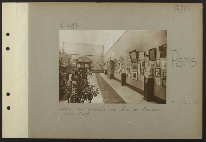 Paris. Salon des Armées au Jeu de paume. Une salle