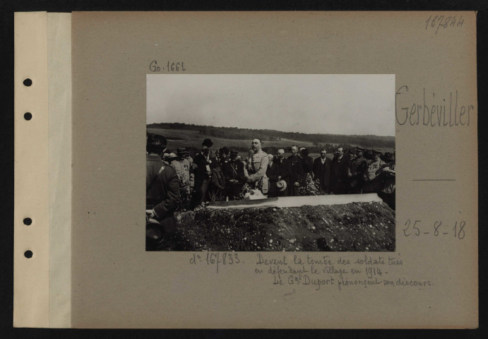 Gerbéviller. Cf. n° 167833. Devant la tombe des soldats tués en défendant le village en 1914. Le général Duport prononçant son discours