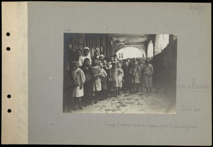 Pont-à-Mousson. Groupe d'enfants munis de masques contre les gaz asphyxiants