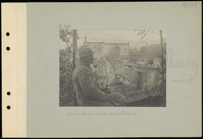 Chauny. Une rue. Maisons détruites par les Allemands