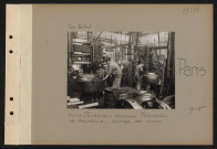 Paris. Usine Panhard et Levassor. Fabrication de tracteurs. Usinage des roues