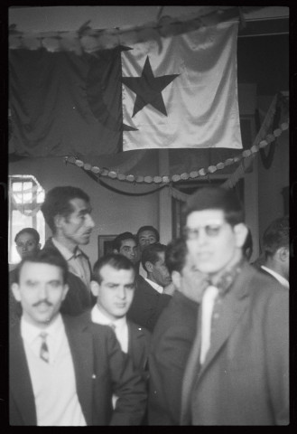 Jean-Paul Sartre, Simone de Beauvoir et autres personnalités devant l'Hôtel Continental le jour de l'Indépendance de l'Algérie