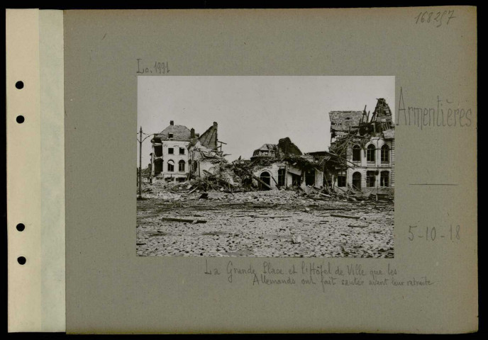 Armentières. La grande place et l'hôtel de ville que les Allemands ont fait sauter avant leur retraite