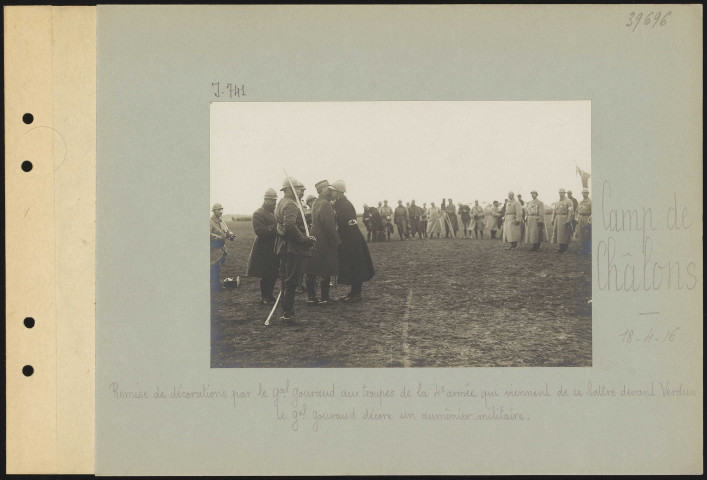 Camp de Châlons. Remise de décorations par le général Gouraud aux troupes de la 4e armée qui viennent de se battre devant Verdun. Le général Gouraud décore un aumônier militaire