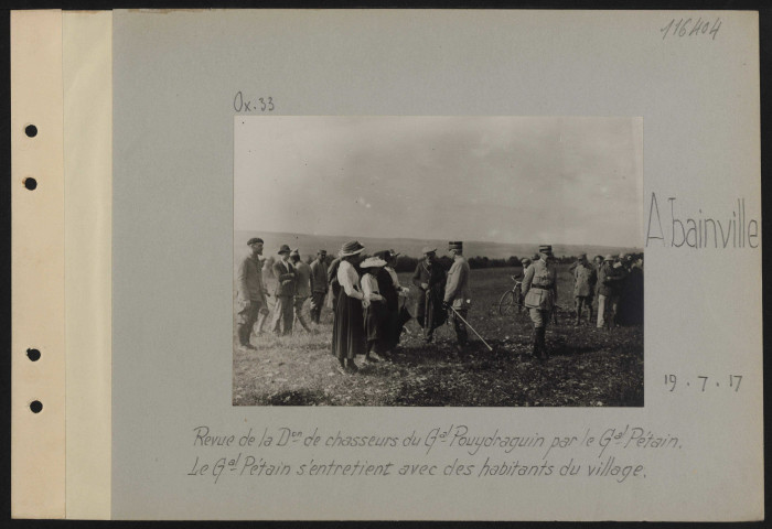 Abainville. Revue de la division de chasseurs du général Pouydraguin par le général Pétain. Le général Pétain s'entretient avec des habitants du village