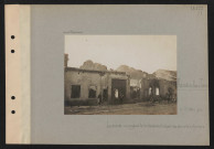 Mandres-les-Quatre-Tours. La grande rue pendant le bombardement ; départ des derniers infirmiers