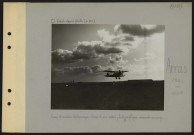 Arras (près). Camp d'aviation britannique. Avion d'une section photographique revenant au camp