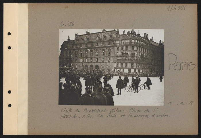 Paris. Visite du président Wilson. Place de l'hôtel de ville. La foule et le service d'ordre