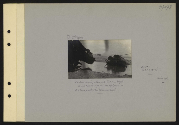 Wissant. Le sous-marin allemand UC-61 échoué et mis hors d'usage par son équipage. Les deux parties du bâtiment brisé