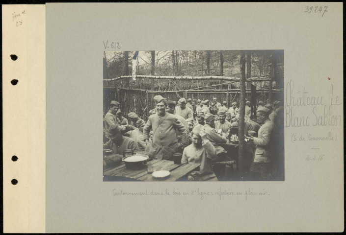 Château Le Blanc Sablon (sud de Craonnelle). Cantonnement dans le bois en deuxième ligne : réfectoire en plein air