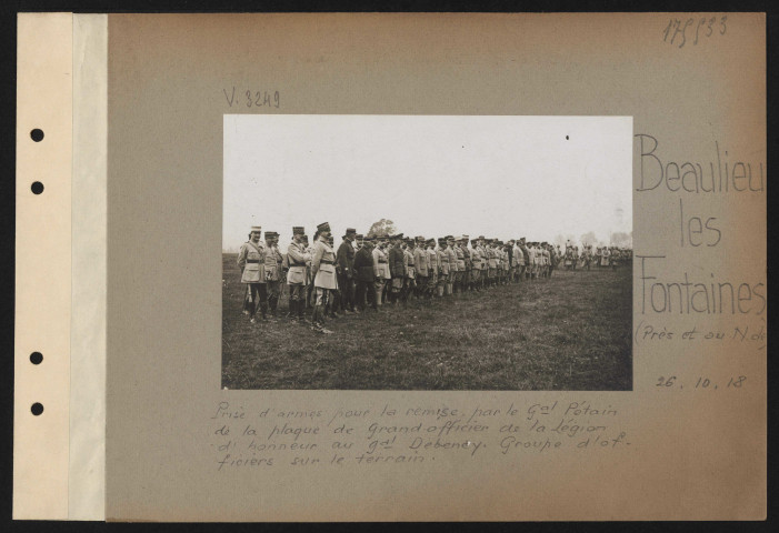 Beaulieu-les-Fontaines (près et au nord de). Prise d'armes pour la remise, par le général Pétain de la plaque de grand-officier de la Légion d'honneur au général Debeney. Groupe d'officier sur le terrain