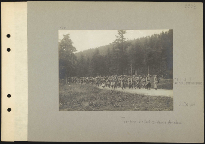 Col du Bonhomme. Territoriaux allant construire des abris