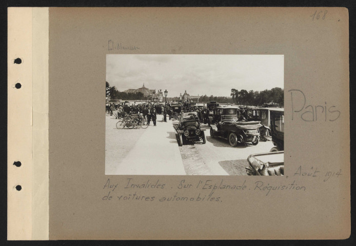 Paris. Aux Invalides. Sur l'esplanade. Réquisition de voitures automobiles