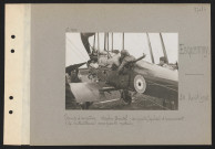 Esquennoy. Camp d'aviation. Biplan Bristol ; dispositif spécial d'armement (la mitrailleuse mue par le moteur)