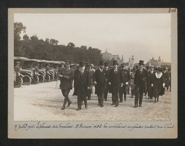 Esplanade des Invalides. Monsieur Poincaré visite les ambulances anglaises partant pour le front