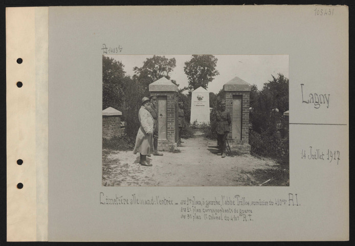 Lagny. Cimetière allemand : l'entrée, au premier plan, à gauche, l'abbé Trilles, aumônier du 410e RI, au deuxième plan, correspondant de guerre, au troisième plan, lieutenant-colonel du 410e RI