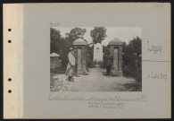 Lagny. Cimetière allemand : l'entrée, au premier plan, à gauche, l'abbé Trilles, aumônier du 410e RI, au deuxième plan, correspondant de guerre, au troisième plan, lieutenant-colonel du 410e RI