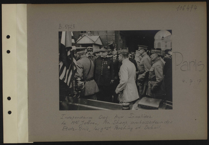 Paris. Independance Day. Aux Invalides. Le maréchal Joffre, monsieur Sharp ambassadeur des Etats-Unis, les généraux Pershing et Dubail
