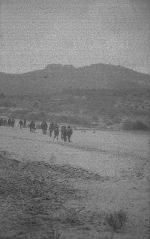 Soldats de la XIIIe brigade passant sur le ponton sur l'Ebre