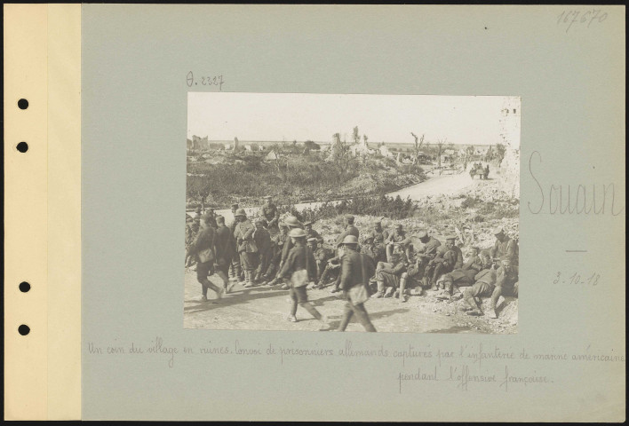 Souain. Un coin du village en ruines. Convoi de prisonniers allemands capturés par l'infanterie de marine américaine pendant l'offensive française