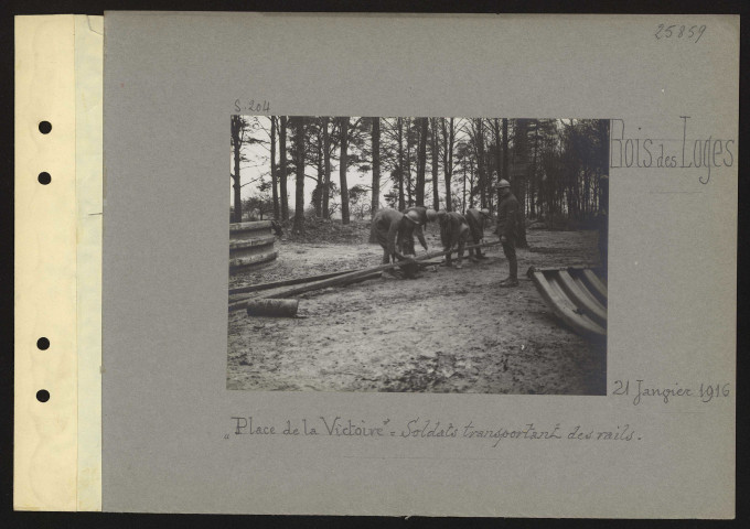 Bois des Loges. "Place de la Victoire" : soldats transportant des rails