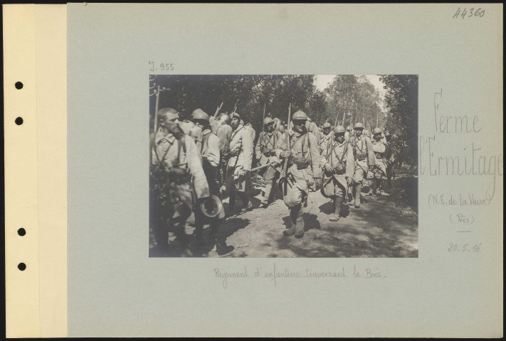 Ferme l'Ermitage (nord-est de La Veuve) (près). Régiment d'infanterie traversant le bois