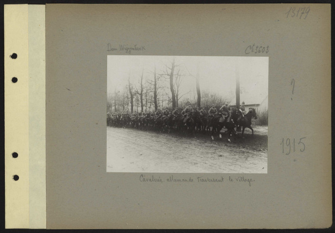 S.l. Cavalerie allemande traversant le village