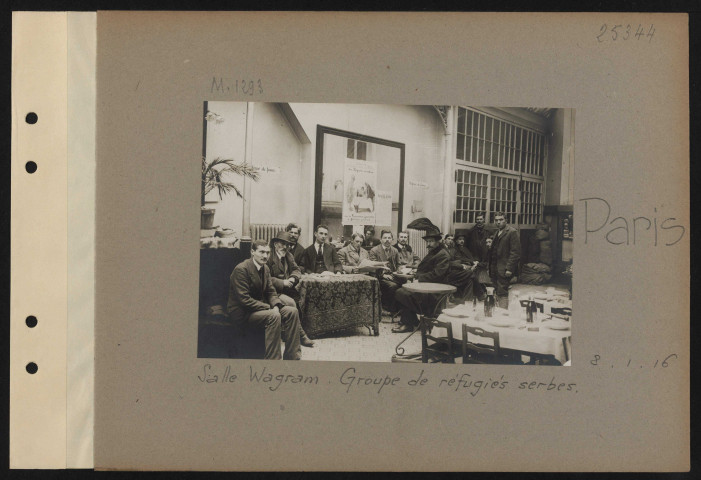 Paris. Salle Wagram. Groupe de réfugiés serbes