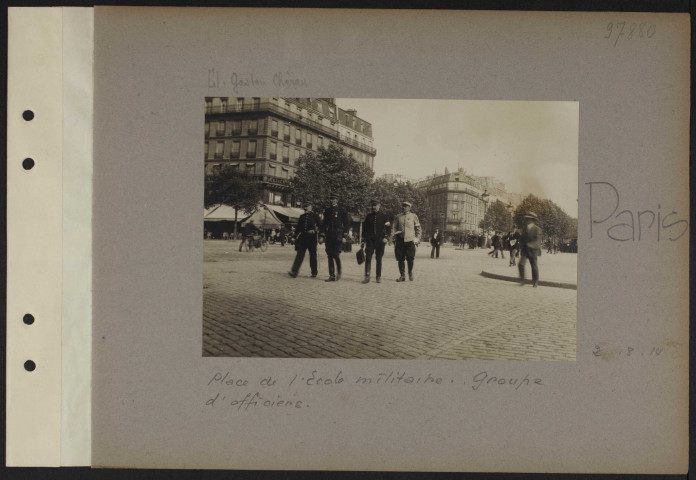 Paris. Place de l'Ecole militaire. Groupe d'officiers