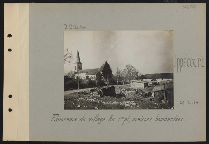 Ippécourt. Panorama du village. Au premier plan, maisons bombardées