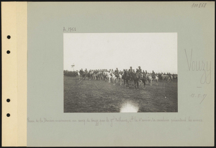 Vouzy. Revue de la Division marocaine au camp de Vouzy par le général Anthoine commandant la 4e armée. La cavalerie présentant les armes