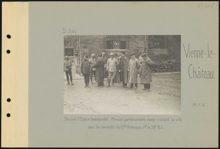 Vienne-le-Château. Devant l'église bombardée. Mission parlementaire russe visitant la ville sous la conduite du général Hennocque commandant le 39e brigade d'infanterie