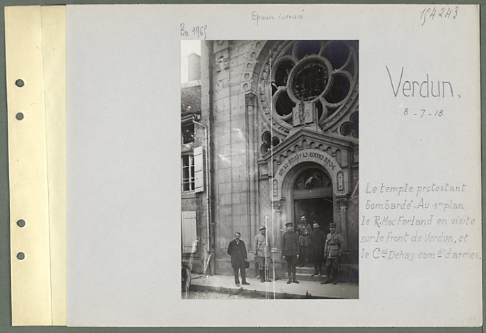 Verdun. Le temple protestant bombardé. Au premier plan le R. Marc Farland en visite sur le front de Verdun, et le colonel Dehay commandant d'armes