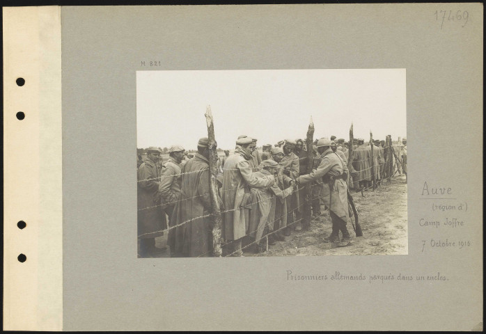 Auve (région d'), Camp Joffre. Prisonniers allemands parqués dans un enclos