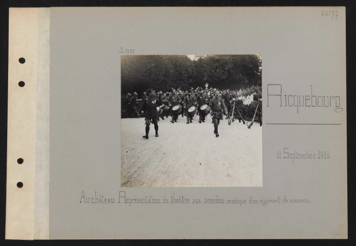 Ricquebourg. Au château : représentation du théâtre aux armées : musique d'un régiment de zouaves